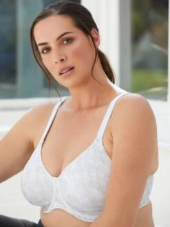 Berlei High Performance Wired Sports Bra - White -FREYA Shop braforme berlei highperformance wht ls1