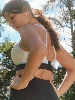 Panache Boundless Non Wired Racerback Sports Bra - Chalk/Black -FREYA Shop braforme panache boundless 7341M B16 2l