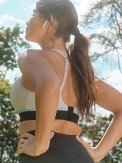 Panache Boundless Non Wired Racerback Sports Bra - Chalk/Black -FREYA Shop braforme panache boundless 7341M B16 4l