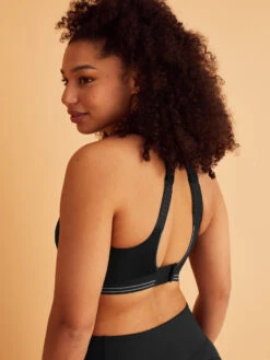 Shock Absorber Ultimate Run Sports Bra - Black/Silver -FREYA Shop braforme shock absorber ultimate run S5044 BSV 3l