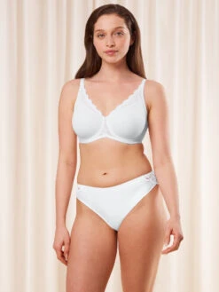 Triumph Amourette W01 Minimizer Bra - White -FREYA Shop braforme triumph amourette 10210670 0003 l