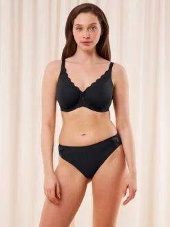 Triumph Amourette W01 Minimizer Bra - Black -FREYA Shop braforme triumph amourette 10210670 0004 l