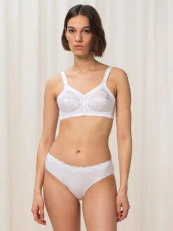Triumph Doreen Classic Full Cup Bra - White -FREYA Shop braforme triumph doreen 10166213 0003 3l
